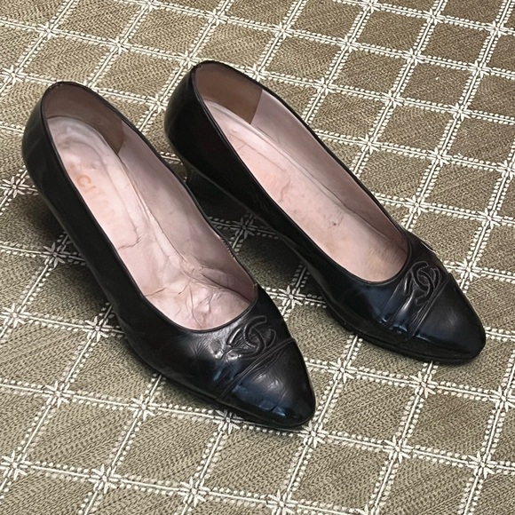 Authentic rare Chanel black leather pumps. Size 8 - Picture 3 of 8